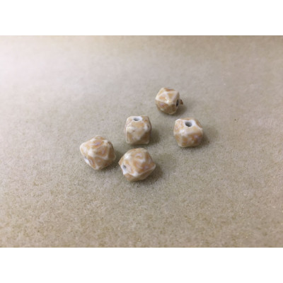 Perle cube irrégulier en créamique, 1*1 cm