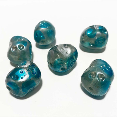 18*24 mm. Perle irrégulière bleu et argenté. Acrylique