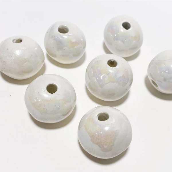 20 mm. Perle en céramique blanc irisé.