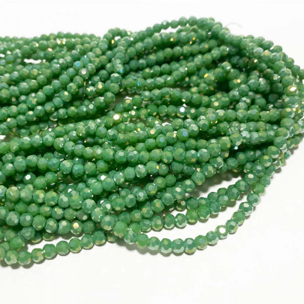 4*3 mm. Perles verre à facettes vert éléctroplaqué. Environ 92 perles.