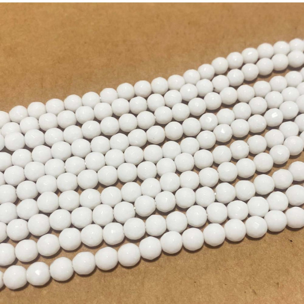 6 mm. Perles en agate synthétique blanche à facettes. Fil de 60-62 perles