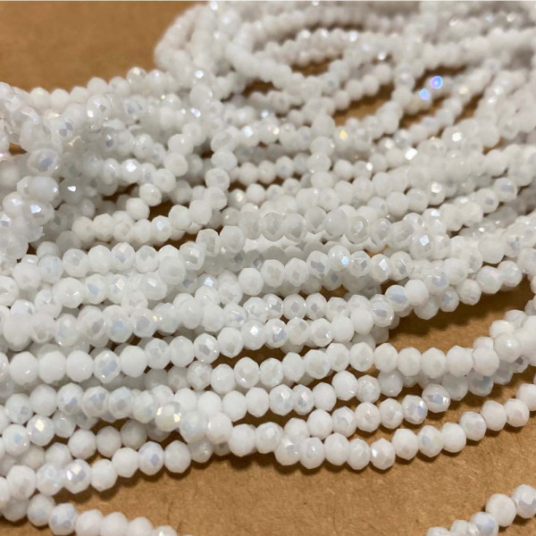 3*2 mm. Perles en verre à facettes blanc neige brillant. Fil d'environ 123 perles