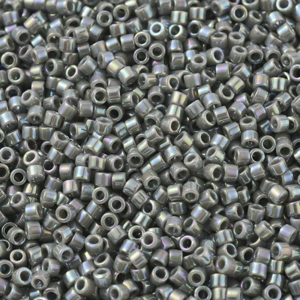 11/0, perles Miyuki delica gris irisé. 5 grammes. n°0168