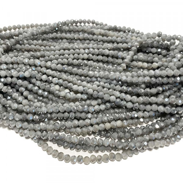 4*3 mm. Perles en verre à facettes gris glacial. Fil de 130 perles.